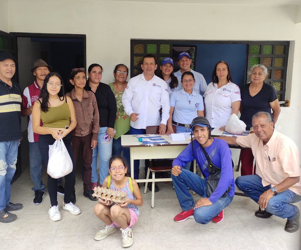 Realizando sorteo de combos proteicos en la comunidad de la Vega de San Antonio, por ser la mas receptiva con el pago de los servicios públicos en el municipio Santos Marquina. #OtaloraVocaionParaServir
#LlegaronLasClases 
<a href="/NicolasMaduro/">Nicolás Maduro</a>