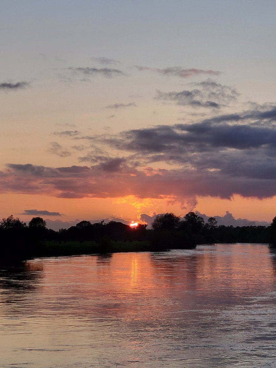 "#Views on my walk "A picture perfect end to the day "  #MondayMotivation #Sunset #riversuir #blueway #kilsheelan #clonmel #Tipperary