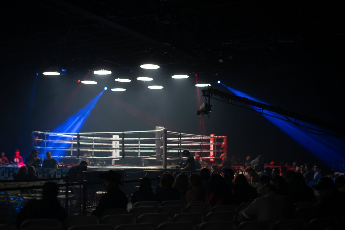 CBNPromotions's tweet image. 🥊👏 As the crowd awaits, remember: your journey begins with each step. Embrace the challenges, and let this week be victorious! 💥🏆 #MondayMotivation #BoxingJourney #lfg