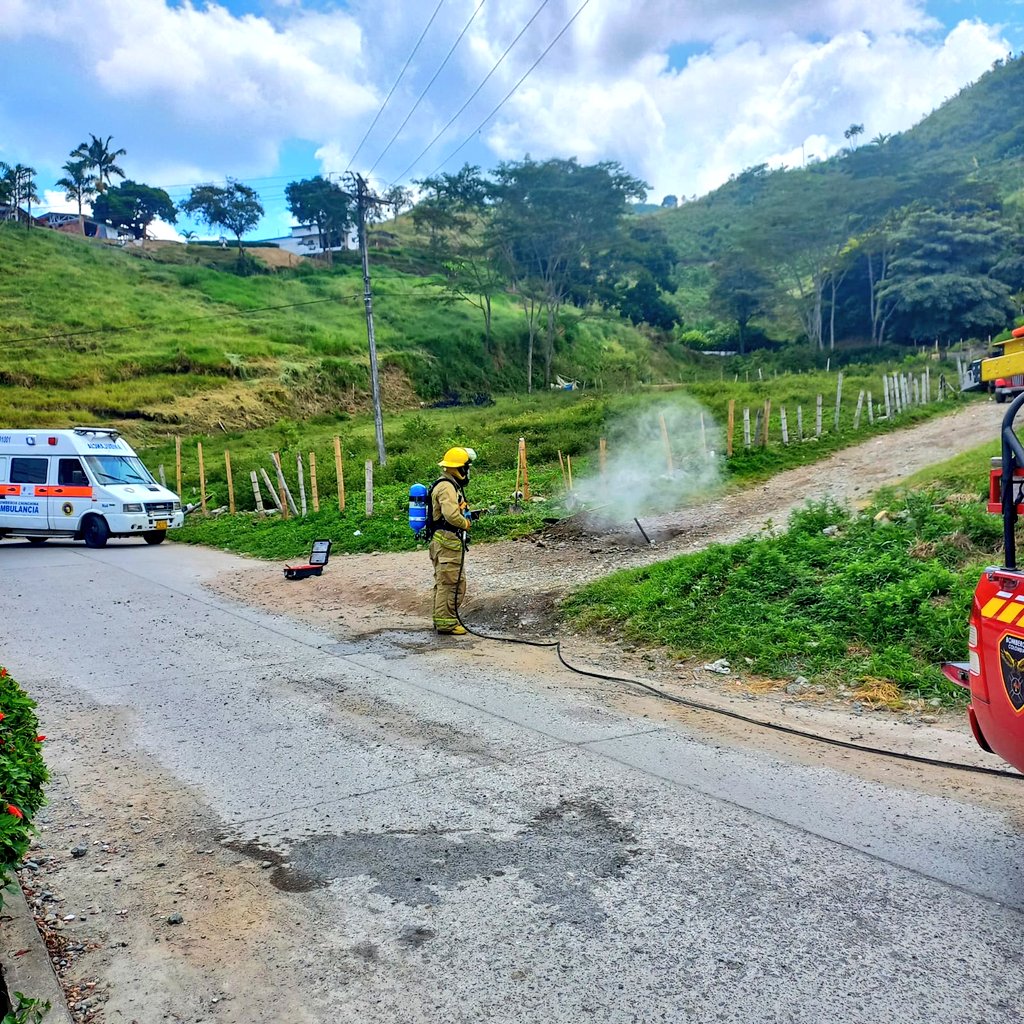 BrosVChinchina's tweet photo. En la mañana de hoy con 1 vehículo de intervención rápida y 1 Ambulancia. Se realiza atención de un incidente #Matpel ruptura de tubería de Gas Natural sobre la entrada al barrio los Andes evento controlado rapidamente y dejado a cargo de personal @efigas_oficial https://t.co/5R5YY3oa9z