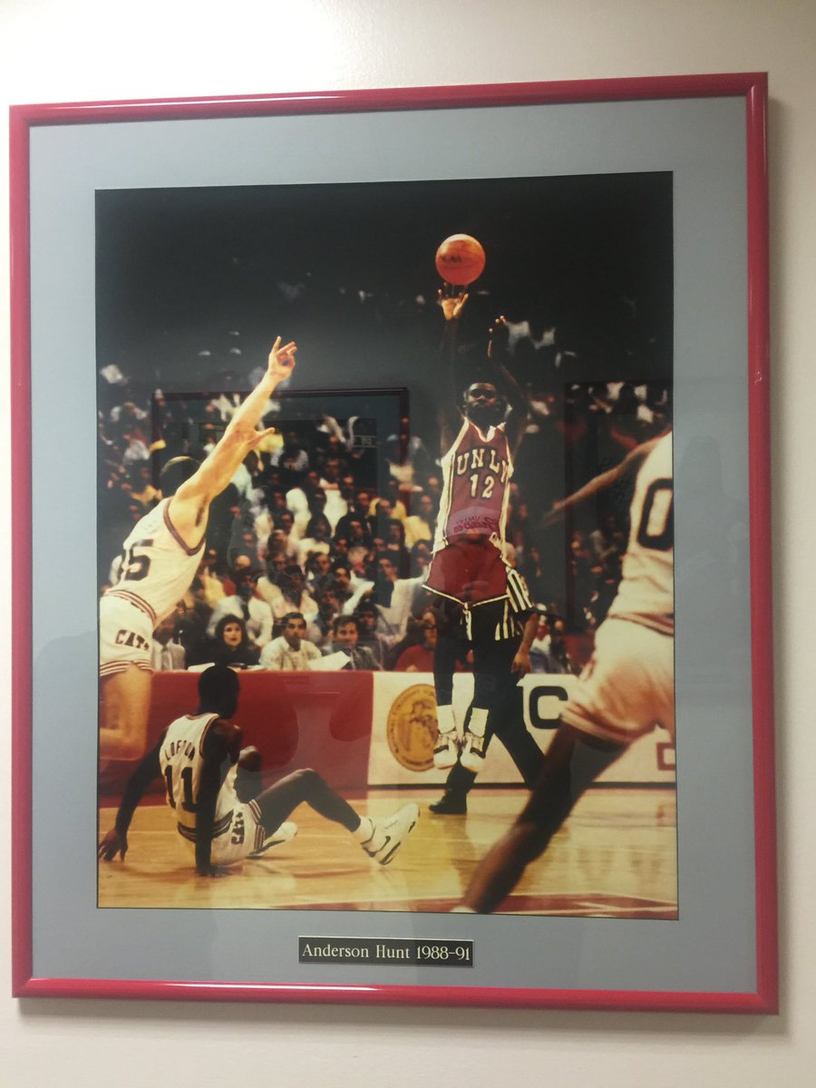 valleygrapes's tweet photo. @HuntNice12 So many memories! I was in junior high in those years hoopin in the driveway and patterned my game after you!!!
Fun fact: took my son on a recruiting trip to Vegas several years ago. While touring the Mack this is the only photo I “had to have”!! Lol
#Huntfor3 https://t.co/IA6AT8UNal