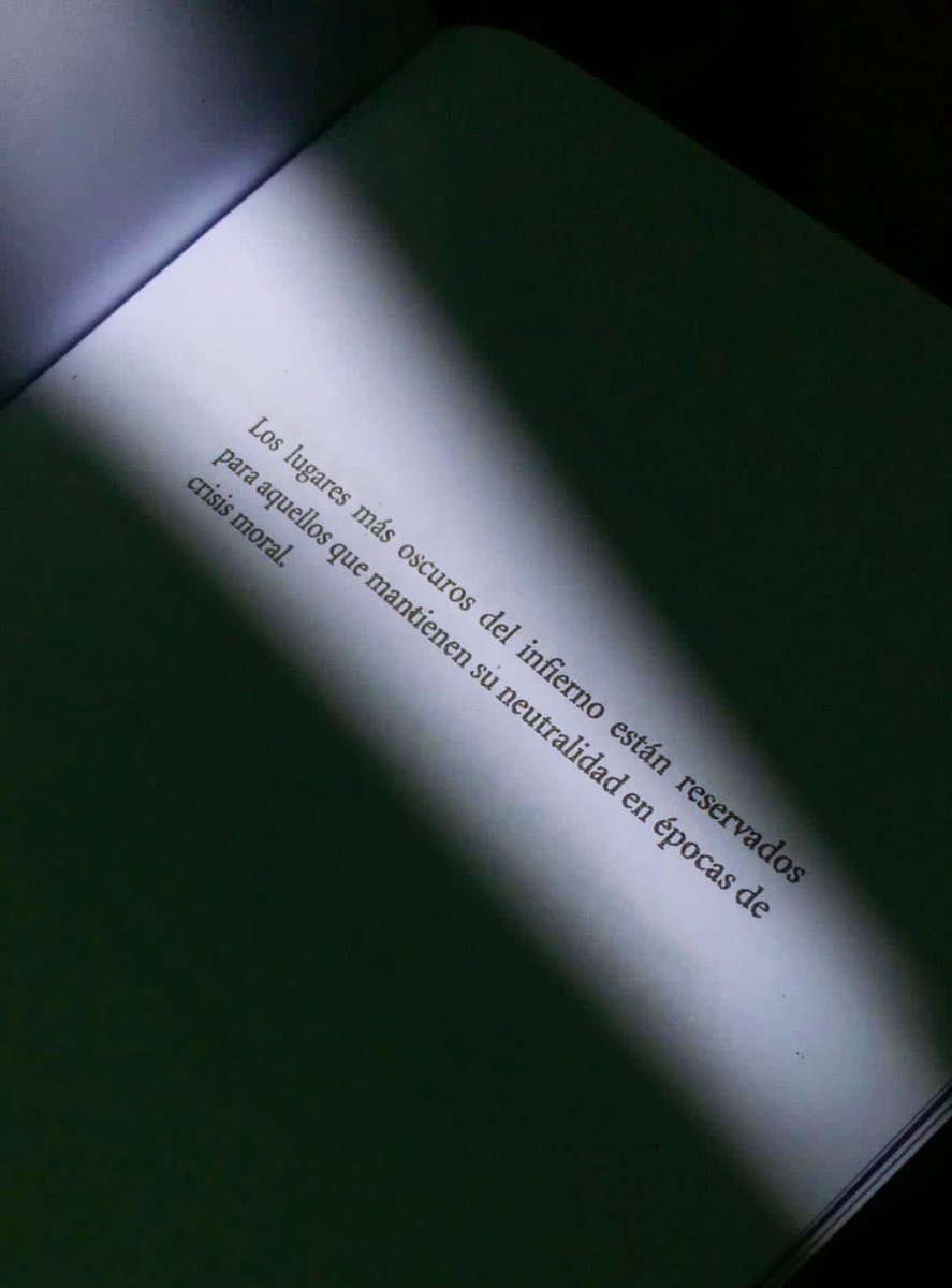 Cementedelibros's tweet photo. “Los lugares más oscuros del infierno están reservados para aquellos que mantienen su neutralidad en épocas de crisis moral.”
Libro: Inferno
Autor: Dan Brown 
#cementeriodelibros https://t.co/nbDpeXT5iU
