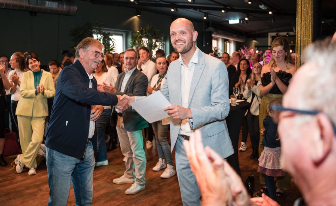 WouterStruijk's tweet photo. Vandaag alweer begonnen bij de @schiedam_nl !! Maar natuurlijk geniet ik ook nog na van de mooie afscheidsreceptie van donderdag. Dank voor de mooie woorden, de vele cadeaus en bovenal de donaties voor de Kinder Vakantie Spelen Spijkenisse 🙏🏻

📸 Danny van der Sluijs https://t.co/gInsdikLgr