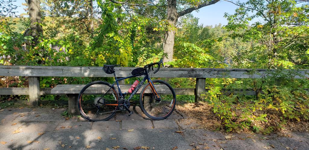 pomaluk's tweet photo. Summer weather with Automn colours in @NCC_GatPark @ville_gatineau #ottbike https://t.co/MVjupf3lBm