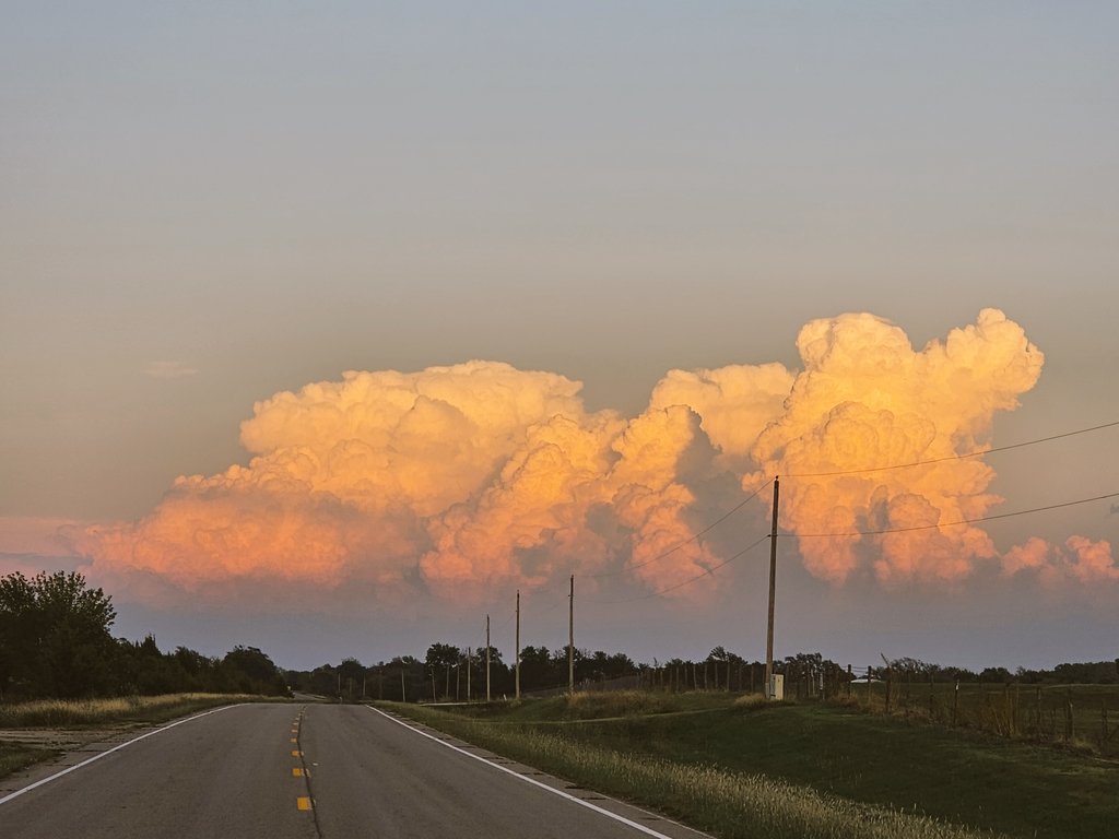 MountsofKansas's tweet image. #Kansas #skymountains #clouds