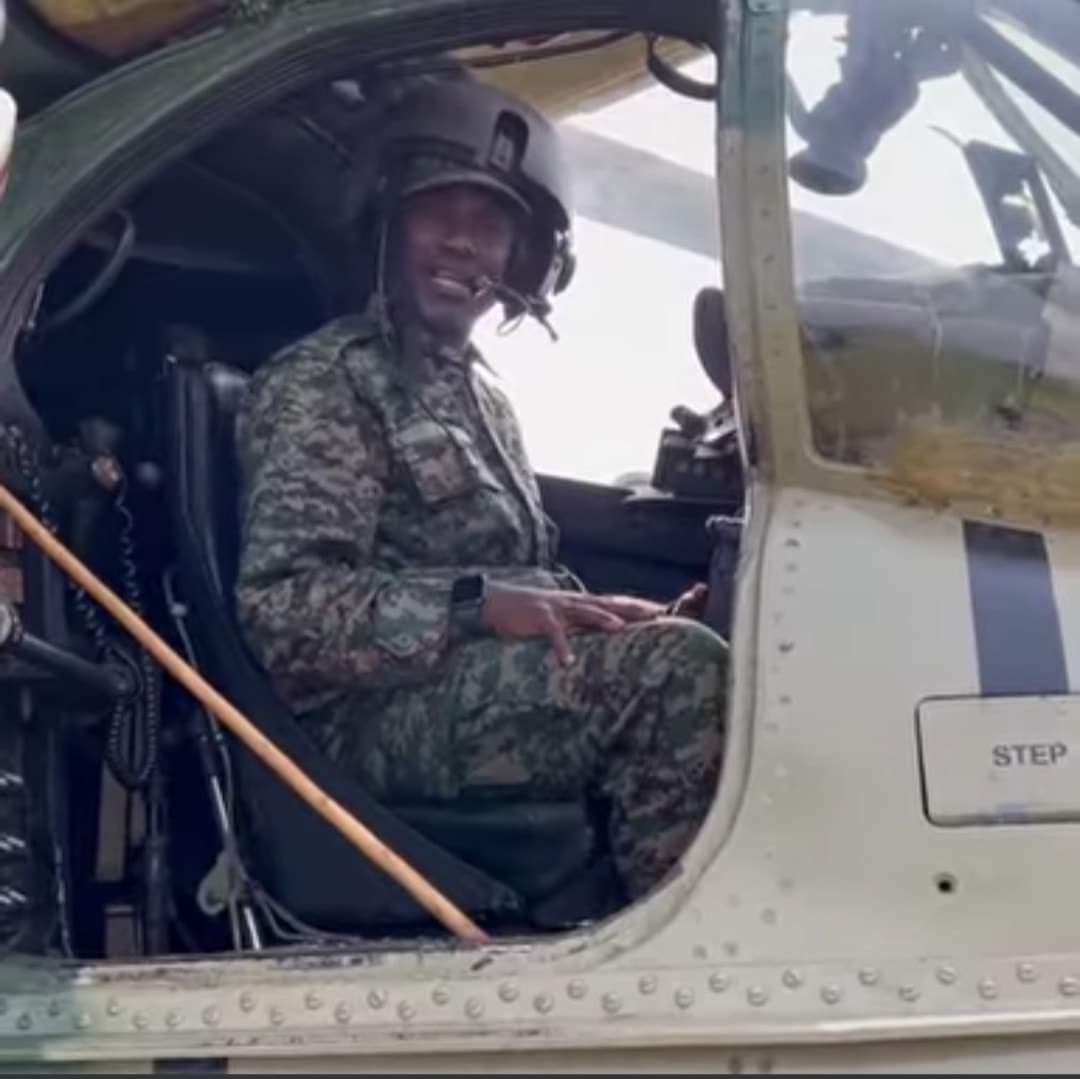 DrMorgans01's tweet photo. Here is Andrew Mwenda, posing in a military chopper putting on a full military uniform.On the other hand, 100s of NUP supporters were abducted, tortured simply b'se the regime accused them of putting on red berets!

#UgandaAbductionExhibition https://t.co/T0GiKtsxts