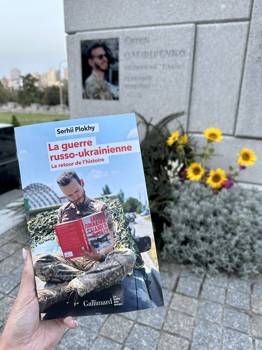 З днем народження, брате. 35 💔

27 вересня ми піднялись на кілька сотень метрів ближче до тебе. На твою гору. Сьогодні принесла тобі дещо показати.

Французьке видання книги "Російсько-українська війна: повернення історії" з тобою.

Сердечно дякую Сергію Плохію від нашої Родини