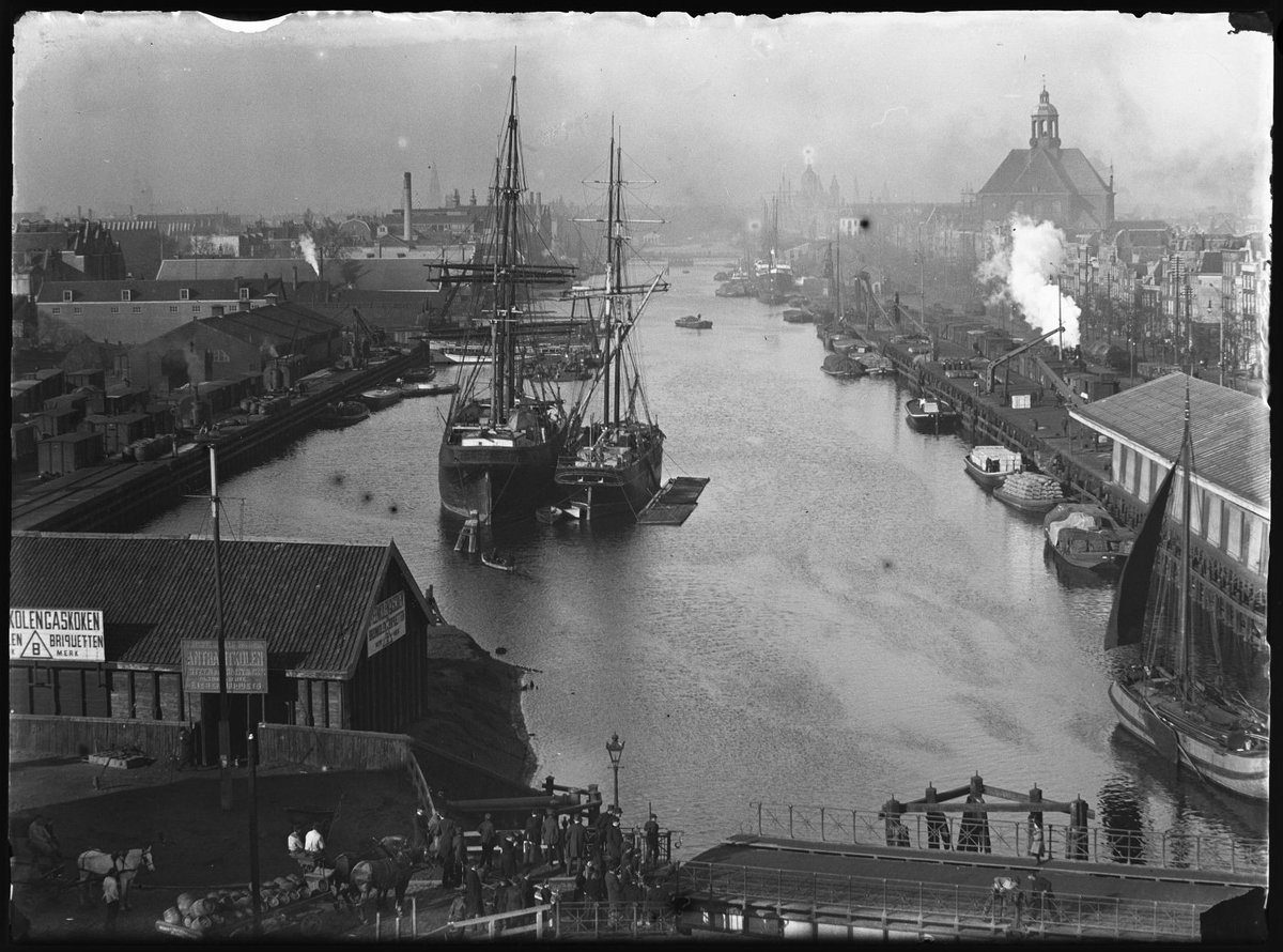 JacobOlie's tweet photo. Foto voor vandaag: Hoogte Kadijk | Oostenburgergracht | Nieuwe Vaart (1896). Foto gemaakt vanaf molen De Gooyer naar het noordwesten. Op de voorgrond wachten mensen op het sluiten van de draaibrug, de Dageraadsbrug, tussen Sarphatistraat en Czaar… Via https://t.co/h7QiU6vE9F https://t.co/Rfki50jd0V