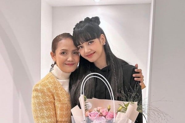 Asian_Pop_Mania's tweet photo. แฟนๆ เชื่อ #มารไม่มีบารมีไม่เกิด แห่ส่งกำลังใจ #ลิซ่า ���ละ #คุณแม่จิตทิพย์ หลังถูกแอนตี้แฟนคอมเมนต์ถล่มเชิงแซะกรณีโชว์คาบาเร่ต์ #LISAxCRAZYHORSE จนคุณแม่ลบบัญชี IG
#LISA #LALISA #BLACKPINK #fredlisa #AsianPopMania 

ภาพจาก: X #LISA &amp; IG chitthipbruschweiler &amp; IG rosalia.vt https://t.co/8pg65RODKW