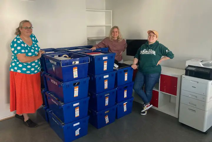 Terveisiä muuttolaatikoiden keskeltä! 📦
SKTL:n toimisto oli tänään viimeistä päivää töissä Hietaniemenkadulla. Muutimme Tekstin talon uusiin upeisiin tiloihin! 🤗
Uusi osoitteemme on Suomen kääntäjien ja tulkkien liitto, Tekstin talo, Lintulahdenkatu 3, 00530 Helsinki. 🏡