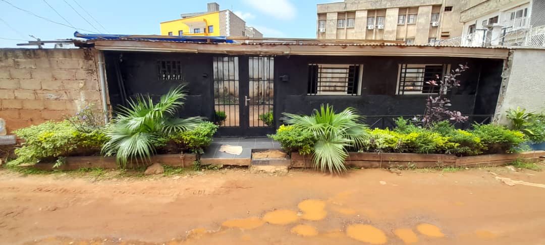 TitiNdema's tweet photo. Le mois dernier nous avons commencé la préparation de la conception de mon smoking fait sur mesure avec @MrAfropolitan pour la 6ème édition des awards du @LFCamerounais 
Je vous le recommande vivement 👌
Le souci du détail,la précision dans les finitions.😍🇨🇲
#Lfc6 https://t.co/ZNlT4hQ8uq