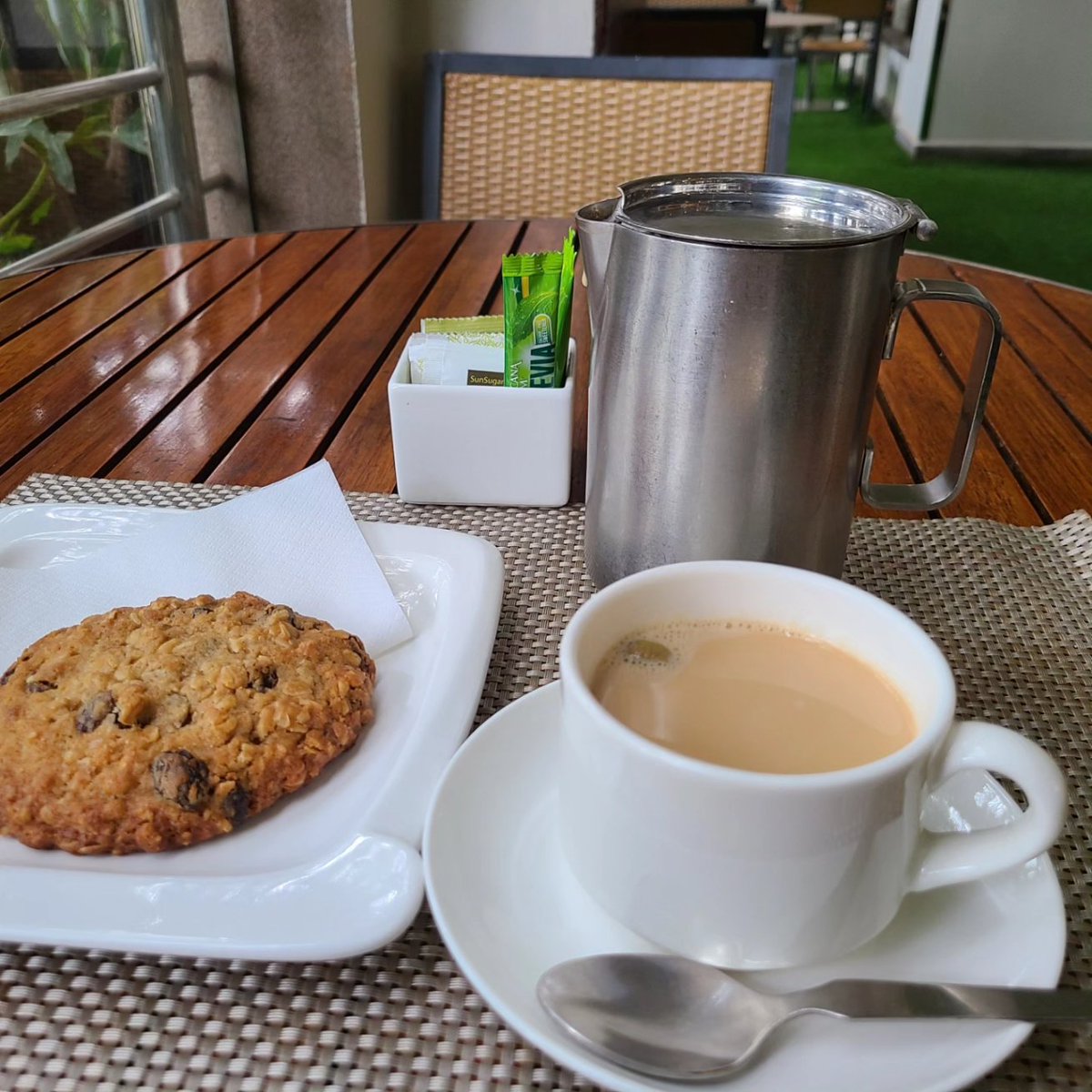 mtkenyatea's tweet photo. ナイロビ
空港近くのホテルのカフェにて👍️
#マサラチャイ #オーツクッキー
#カルダモン がそのまま入ってた😁
#いつでもティータイム
#anytimeisteatime
#ティータイム #紅茶 #ケニア山の紅茶 #エシカル #チャイ #ミルクティー #チャイ好き #ミルクティー好き #チャイ活動 #フェアトレード #おやつ https://t.co/VyHtSeK1X0