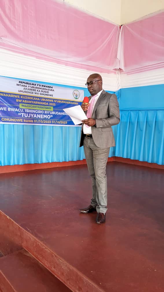 Gihundwee's tweet photo. @RwandaWest @Unity_MemoryRw 
None ku wa 02/10/2023 mu murenge wa Gihundwe mayor w'Akarere ka Rusizi @DrKibiriga yatangije ukwezi kwahariwe kuzirikana Ubumwe n'Ubudaheranwa ku rwego rw'Akarere ka Rusizi. Ku Insanganyamatsiko igira iti *Ubumwe bwacu Ishingiro ry'Ubudaheranwa* https://t.co/bcKMZHImYa