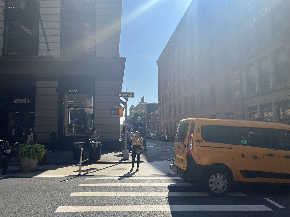 CleanUpSoHo's tweet photo. Lights are not working at Prince and Broadway. All four corners are flashing.  Very unsafe. Pls address asap! @NYC_DOT @ChrisMarteNYC @sohobroadway @MarkLevineNYC @NYCMayorsOffice @CB2_Manhattan https://t.co/rlDAKXndd1