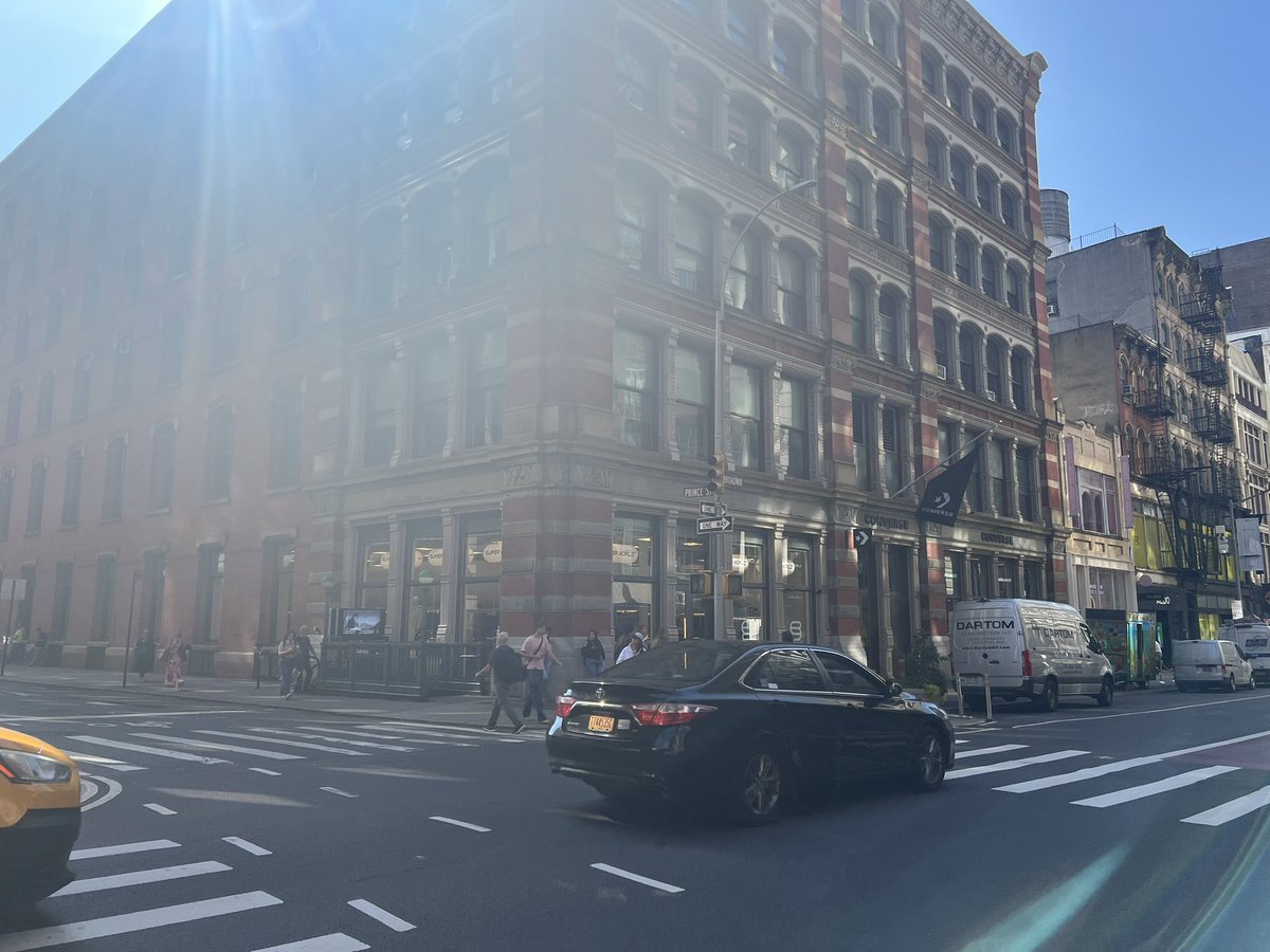 CleanUpSoHo's tweet photo. Lights are not working at Prince and Broadway. All four corners are flashing.  Very unsafe. Pls address asap! @NYC_DOT @ChrisMarteNYC @sohobroadway @MarkLevineNYC @NYCMayorsOffice @CB2_Manhattan https://t.co/rlDAKXndd1