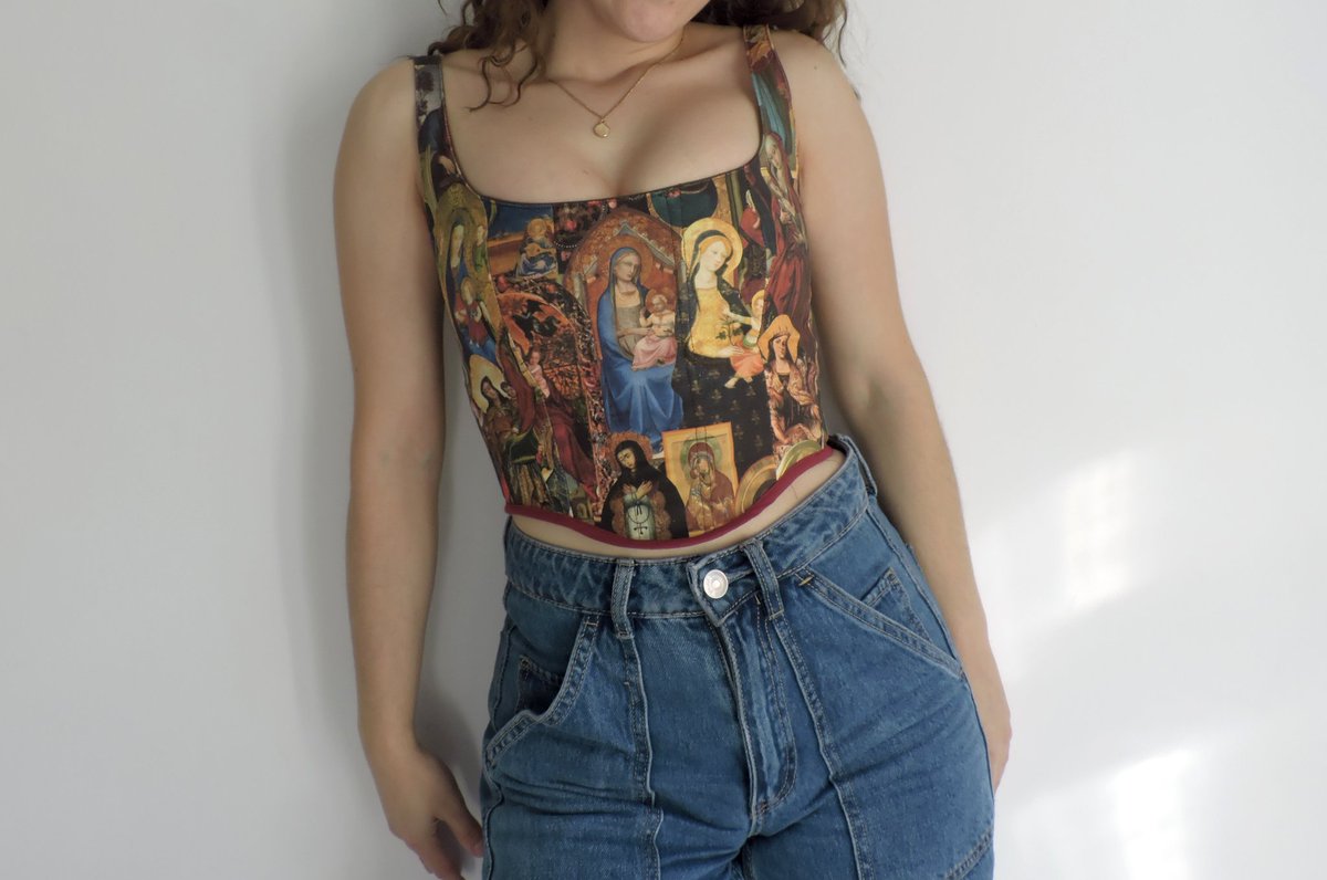 irenethat's tweet photo. Después de un tiempo, en la web vuelve a estar disponible la mayoría de modelos de corsets que hago. Todos ellos hechos artesanalmente, favoreciendo una economía circular y apoyando una industria textil justa y ética. ¡Viva el pequeño comercio! https://t.co/yN1jiWUgP1