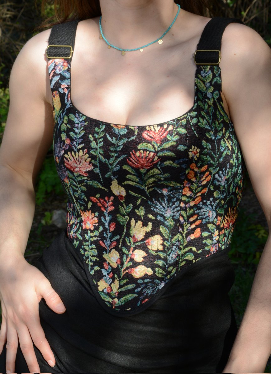 irenethat's tweet photo. Después de un tiempo, en la web vuelve a estar disponible la mayoría de modelos de corsets que hago. Todos ellos hechos artesanalmente, favoreciendo una economía circular y apoyando una industria textil justa y ética. ¡Viva el pequeño comercio! https://t.co/yN1jiWUgP1