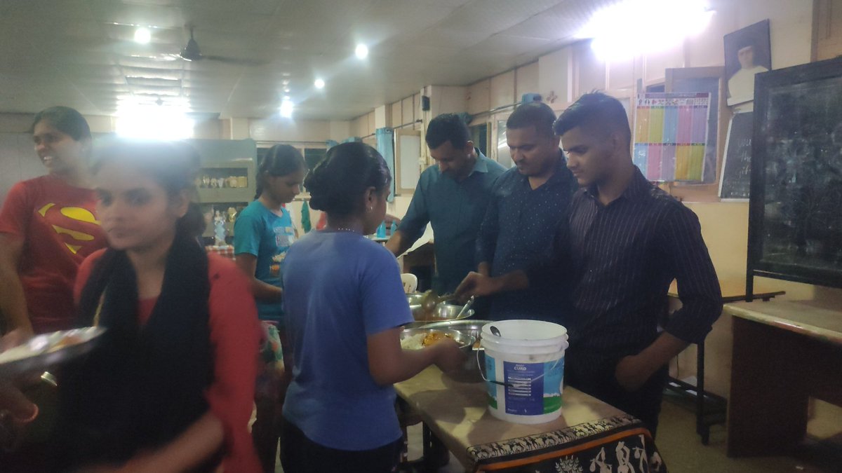 rakeshnayee235's tweet photo. #Gandhijayanti special at #GirlsOrphanhome https://t.co/a8CbaDiSke