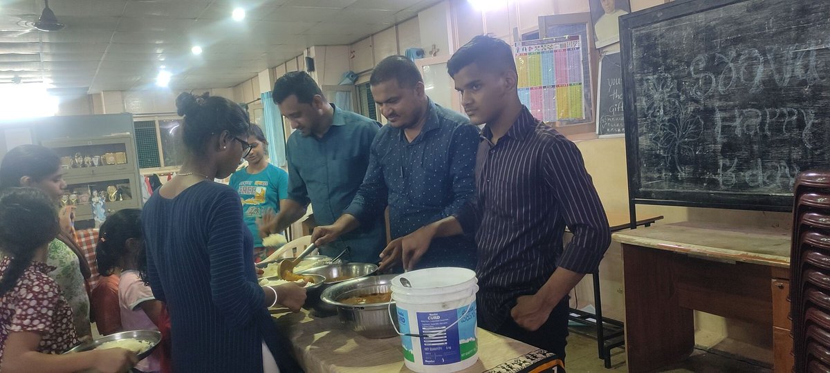 rakeshnayee235's tweet photo. #Gandhijayanti special at #GirlsOrphanhome https://t.co/a8CbaDiSke