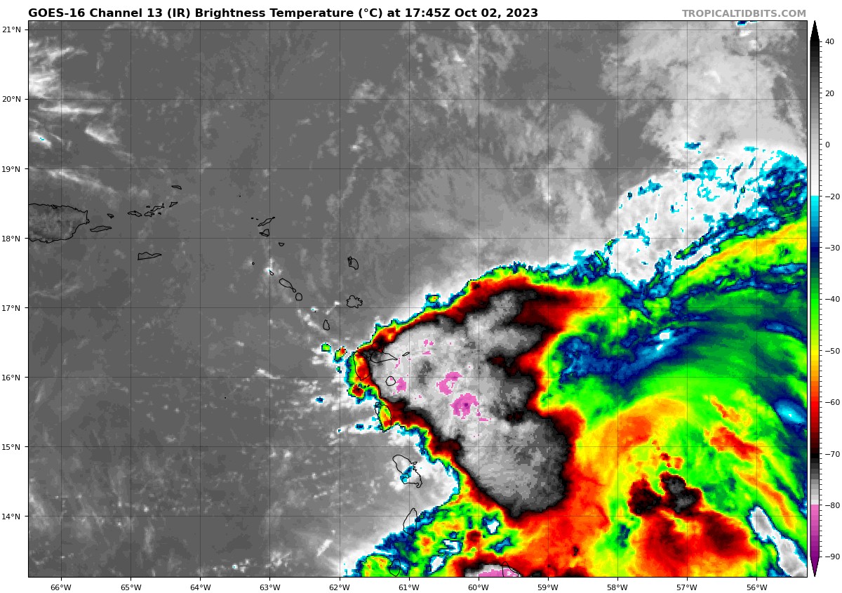 meteo_tropicale's tweet photo. Philippe est désormais à une centaine de km de la Guadeloupe. Depuis quelques heures des lignes de grains ont commencé à toucher l'île. Le temps devrait rester agité jusqu'à demain dans la matinée. https://t.co/XZ5dA9VcSH