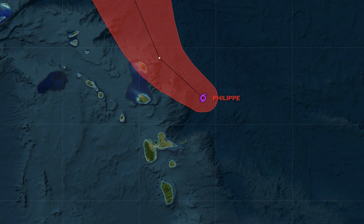 meteo_tropicale's tweet photo. Philippe est désormais à une centaine de km de la Guadeloupe. Depuis quelques heures des lignes de grains ont commencé à toucher l'île. Le temps devrait rester agité jusqu'à demain dans la matinée. https://t.co/XZ5dA9VcSH