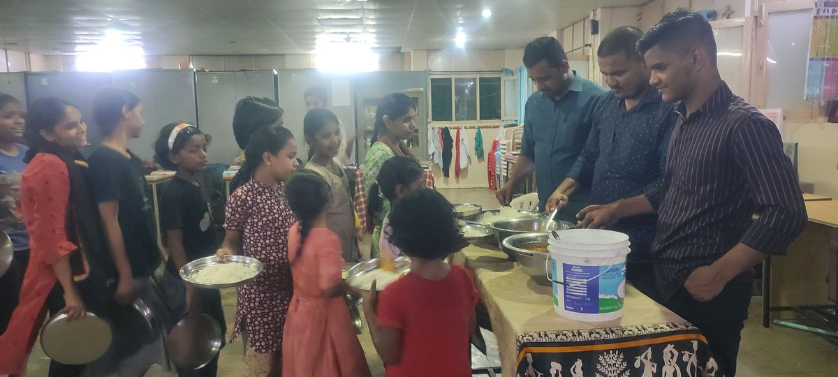 rakeshnayee235's tweet photo. #Gandhijayanti special at #GirlsOrphanhome https://t.co/a8CbaDiSke