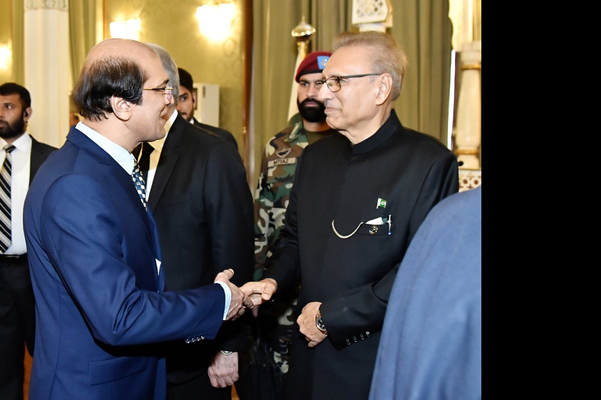 AslamEllahi's tweet photo. انٹرنیشنل ��میشن آن ہیومن رائٹس کے چئیرمین محمد اسلم الہٰی نے صدر مملکت جناب عارف علوی  سے  سُپریم کورٹ کے چیف جسٹس  کی حلف برداری کے موقع پر ملاقات کی صدر  نے ملک میں انسانی حقوق کو برقرار رکھنے اور ان کے تحفظ کے لیے  مسلسل کاوشوں پر اسلم الہٰی کی تعریف کی ۔ https://t.co/LHGC9iKiT9