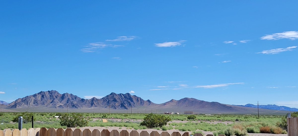 DenayaJupiter's tweet photo. Watching these mountains is better than television. What's better?- your hands perfectly filled with my peaks @aliencathouseLV
#mountains #colorful #nature #NaturalBeauty #Travel #America #Nevada #area51 #LasVegas #Rhyolite #US95 @DeathValleyNPS https://t.co/aZGBcF2A0J
