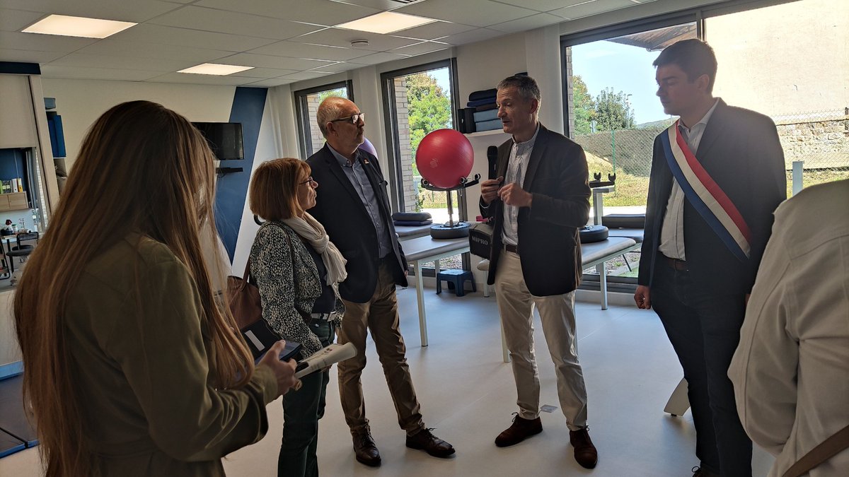 T_Houssin's tweet photo. 🏥 J'ai participé à l'inauguration officielle de la maison de santé Lyons Andelle à #Charleval.
🩺 Ouverte en 2021 elle regroupe 40 professionnels et son fonctionnement est un modèle à suivre en matière d'offre de soins dans les déserts médicaux.
➡️ Un hommage a également été rendu à Phillipe Gerics, ancien président de Lyons Andelle qui était à l'origine de ce projet.