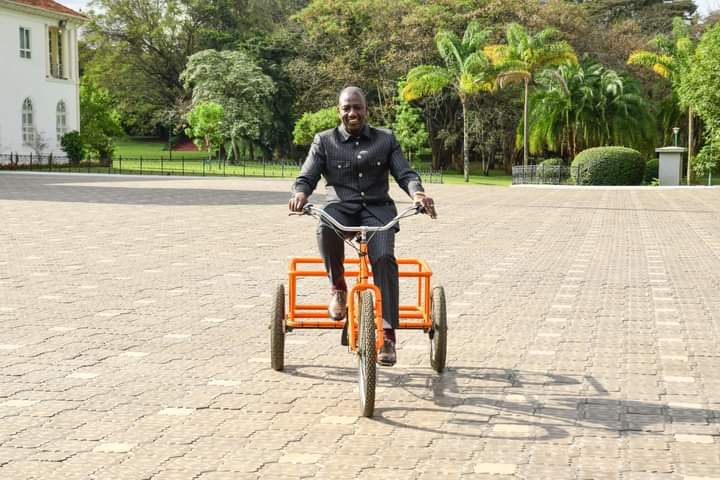 MwachereShuma's tweet photo. Hii ndiyo mlisema itakuwa electric #BodaBoda by September ama hii ni ya #MamaMboga? https://t.co/3WjRq9bSWB