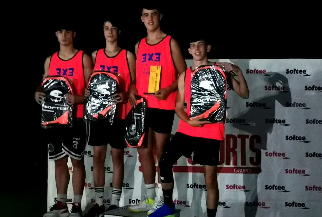 cbaspontes's tweet photo. 👉🏻Os nosos xogadores cadetes, proclamáronse campións 🥇do 3x3 realizado en Palas de Rei esta fin de semana pasada.
👏🏻Noraboa a Nicolás, Xenxo, Nico e Juan.
#cbaspontes #ImosCB #CadeteMasculino #3x3 https://t.co/3Ljkl5Y47Q