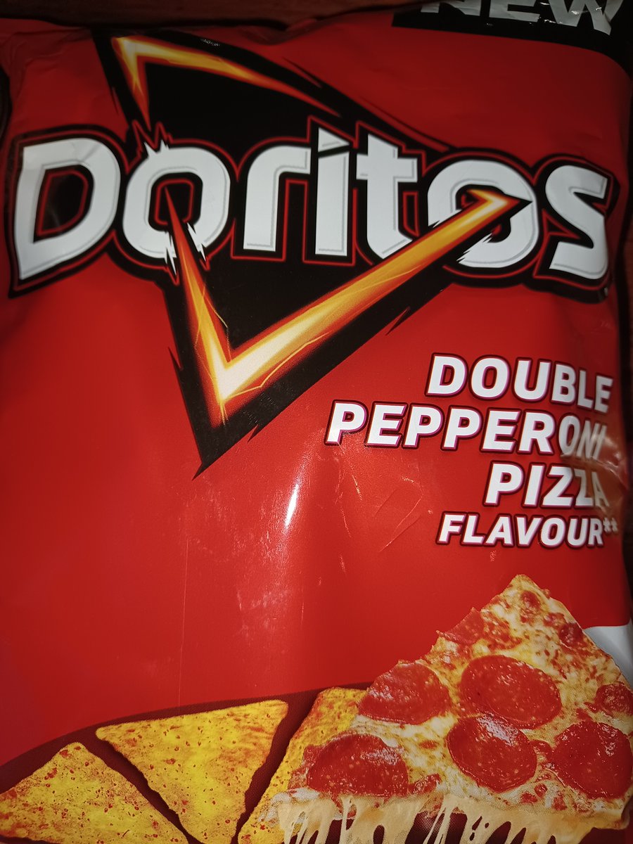 daydreamtiger1's tweet photo. Snack update: @DoritosUK double pepperoni pizza flavor stunningly good.  @Doritos US, be advised this one needs a run stateside. https://t.co/JlAwg5rZ3l