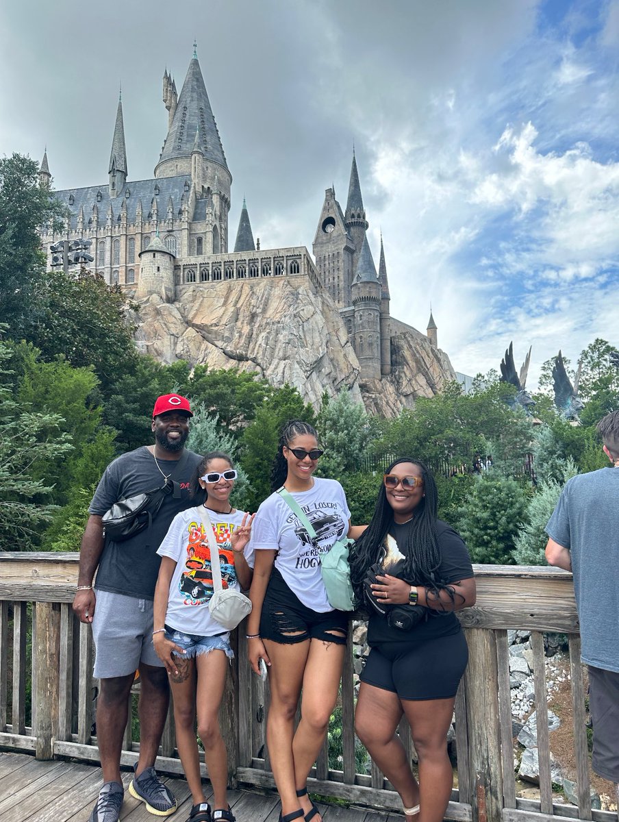 Midwestiani4's tweet image. @UniversalORL #Bachweekend ✨🍾