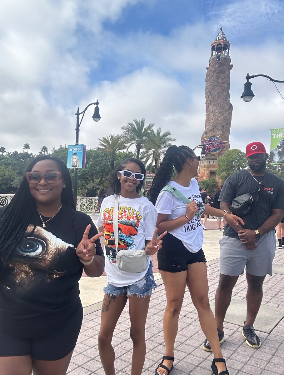 Midwestiani4's tweet image. @UniversalORL #Bachweekend ✨🍾