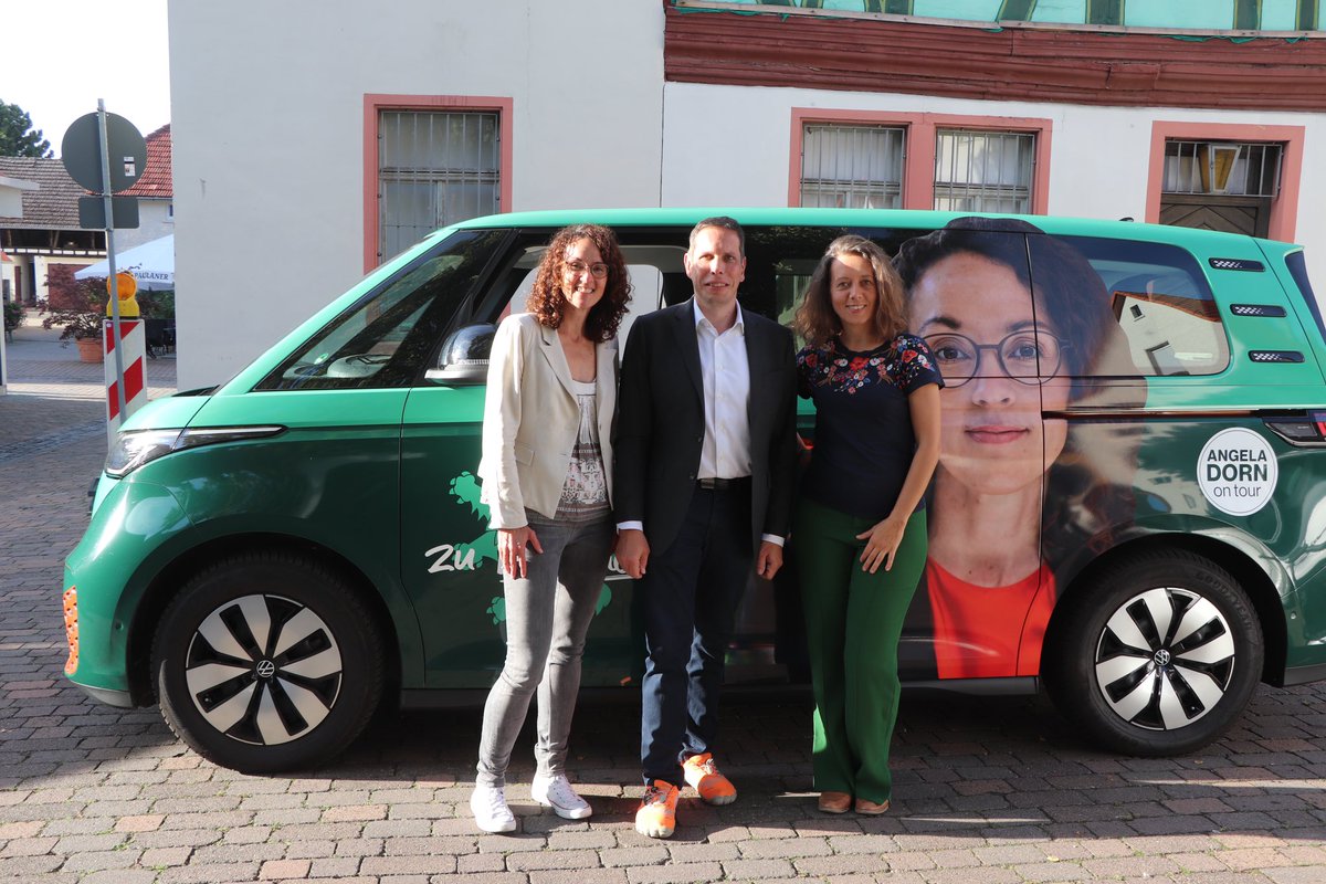 torleveringhaus's tweet photo. 6 Tage bis zur Wahl. Heute erhielt ich in #Seeheim-#Jugenheim tolle Unterstützung im Wahlkampf, denn @Angela_Dorn kam vorbei. Bei vielen Gesprächen, Federweißer & Zwiebelkuchen (und einem Eis 🙃) machten wir deutlich, für was wir @gruenehessen stehen und kämpfen wollen. #LtwHe23 https://t.co/Q3k1nlicAQ