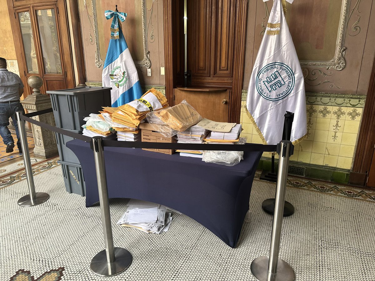 lanegrisgt's tweet photo. El stand de la vergüenza 
El @TSEGuatemala dispuso dejar, tal cual, una mesa donde la fiscalía revisó, registro y dejó tirados documentos correspondientes a las elecciones. https://t.co/vqvsyszxT2