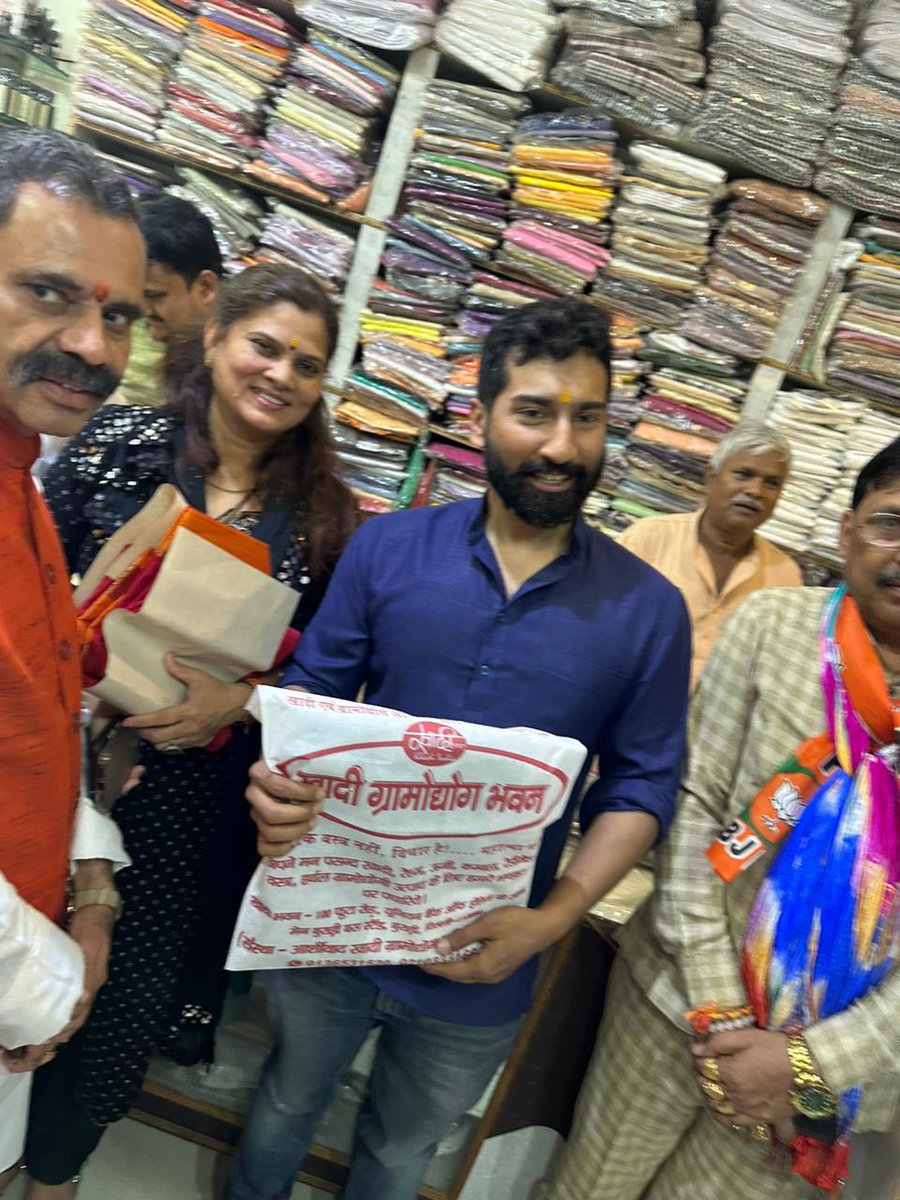 poonambjpNE's tweet photo. प्रधानमंत्री श्री @narendramodi जी के आदेश पर जनता और @BJP4Delhi के कार्यकर्ताओं ने खादी ग्राम भंडार से कोई न कोई स्वदेशी वस्तु खरीदने का आग्रह रहता है । आज उत्तर पूर्व जिला बुराड़ी विधानसभा में। राष्ट्रीय मंत्री श्री @anilkantony जी,@gajainderYDVBJP @GSRathorBJP साथ रहे https://t.co/JbGEquImXO
