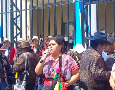 📣⚠️🚨#AlertaUrgente GUATEMALA / Autoridades indígenas y organizaciones sociales se están manifestando pacíficamente para exigir la renuncia de quienes desde cargos estatales buscan violentar la voluntad popular expresada en las urnas. 🧵(1/3)