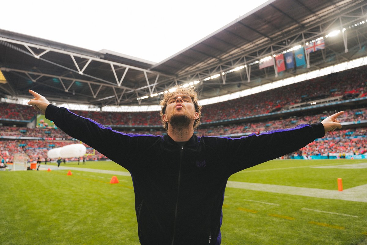That was mad <a href="/wembleystadium/">Wembley Stadium</a>, unreal day performing at the <a href="/JaguarsUKandIE/">Jaguars UK and IE</a> vs <a href="/AtlantaFalcons/">Atlanta Falcons</a> <a href="/NFLUK/">NFL fan in the UK</a> half time show✌️