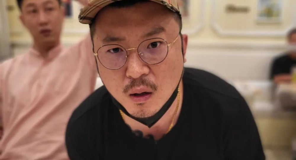 Asian_Pop_Mania's tweet photo. #RIP #UKDaLs_Bro ชื่อจริง #คิมแทอู #KimTaeWoo นักแสดง-ยูทูบเบอร์ชื่อดังชาวเกาหลี วัย 38 ปี ถูกพบศพที่บ้านพักเมื่อ 2 ต.ค.66 หนึ่งเดือนให้หลังก่อเหตุทำร้ายร่างกายเพื่อนในวงเหล้าจนเหยื่อกระดูกเบ้าตาและจมูกหัก พิธีศพจะจัดในวันที่ 4 ต.ค.นี้ ที่โอซัน จ. คยองกี #억달이형 #SouthKorea https://t.co/gsRyBBLHXo
