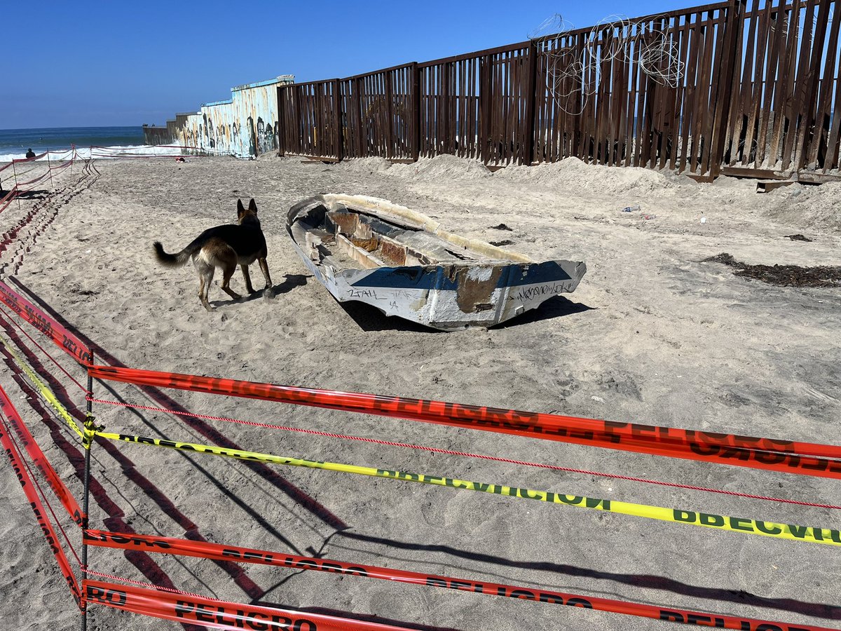 DanielAndradeTV's tweet photo. Luego de los intentos de cruce ilegales de migrantes por Playas de Tijuana, así amaneció este lunes. https://t.co/IjMweB66Cu