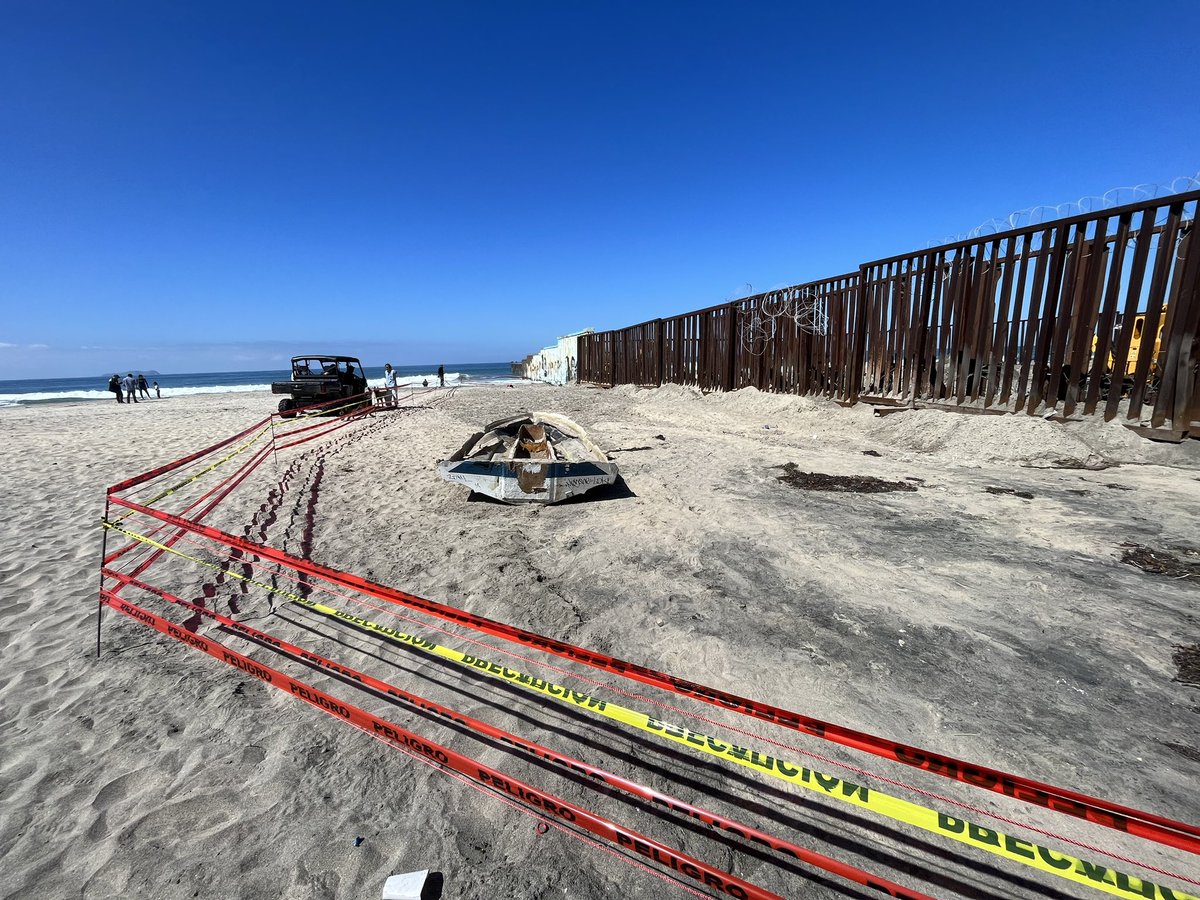 DanielAndradeTV's tweet photo. Luego de los intentos de cruce ilegales de migrantes por Playas de Tijuana, así amaneció este lunes. https://t.co/IjMweB66Cu