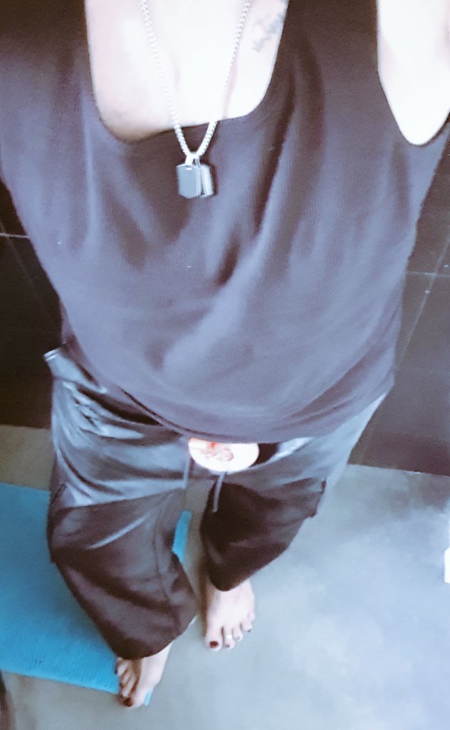 lockedmutt's tweet photo. Frisch lackiert... unverändert verschlossen. What else. https://t.co/ICSjd46Hbj