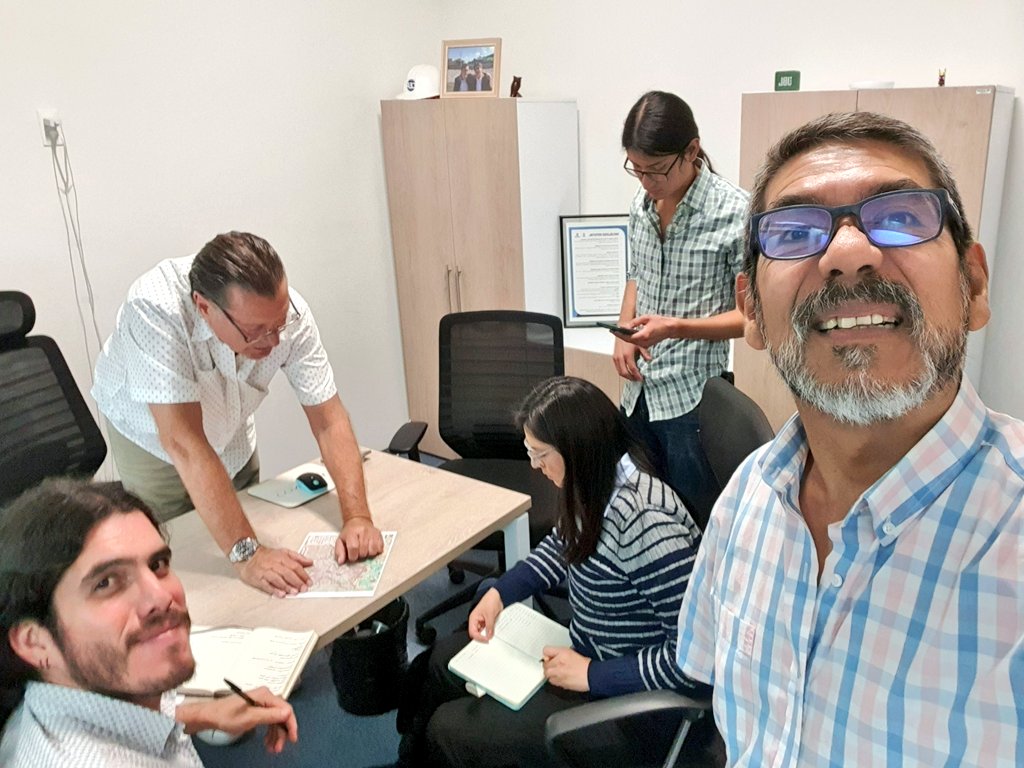 waltter_lopez's tweet image. Aquí Iván Aguilar @mycelial_node y @waltter_lopez  del #ParlamentoAbiertoCiudadano, #OmarDurán del @ConsejoAguaQRO y el Ing. Jorge Lobo y la Ing. Tania Sánchez de @cea_qro en reunión técnica del Proyecto de Saneamiento de las descargas de #Bernal al río #Tolimán