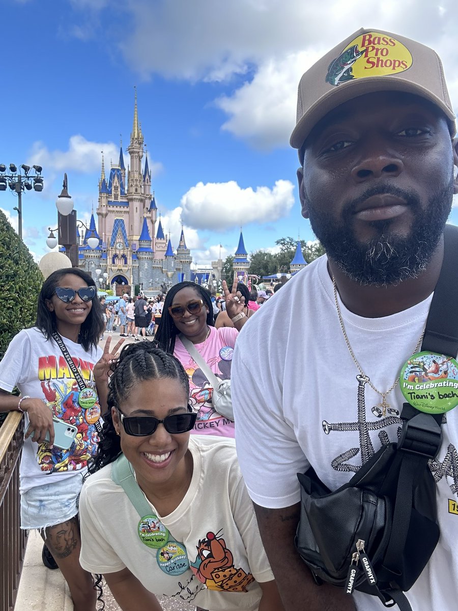 Midwestiani4's tweet image. @Disney #Bachweekend ✨🍾