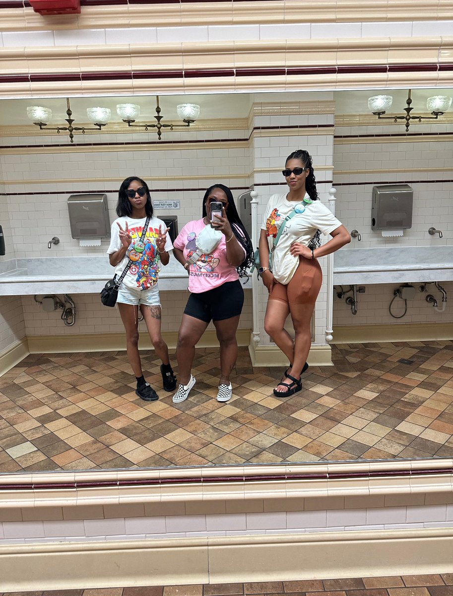 Midwestiani4's tweet image. @Disney #Bachweekend ✨🍾