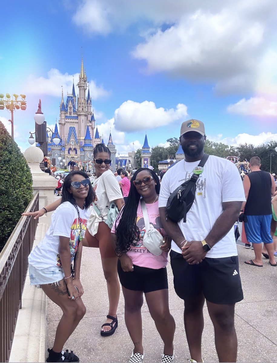 Midwestiani4's tweet image. @Disney #Bachweekend ✨🍾