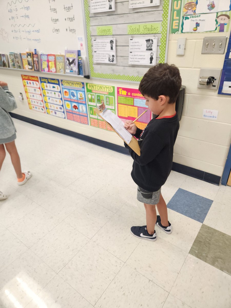 MarinosScience's tweet photo. We're going on a shape hunt! #LonghornLand #ClassifyingPolygons @NISDLosReyes https://t.co/rel0gcGNZf