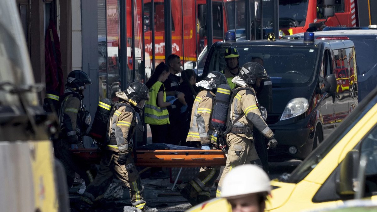 Bomberos_BE's tweet photo. En la madrugada del 1 de Octubre, 100 valientes y 22 vehículos se unieron para enfrentar una emergencia sin precedentes. Nuestros corazones están con las 13 familias afectadas. En medio del dolor, encontramos esperanza en la solidaridad de nuestra comunidad. #BomberosMurcia🚒 https://t.co/1IEC6rlZbQ