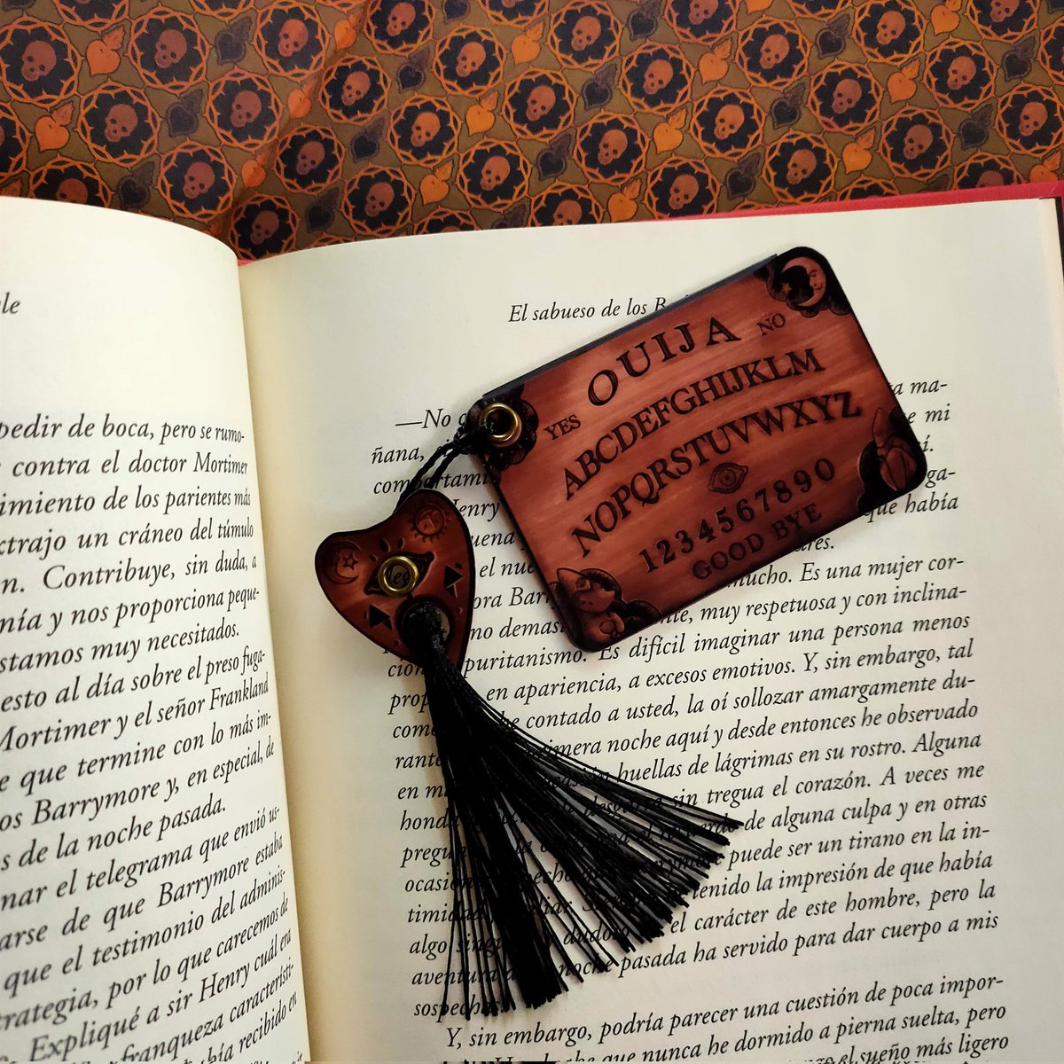 CalderitodeAyu's tweet photo. #bookmark #marcapaginas #ouija #ouijaboard https://t.co/VZgqiNeHWm